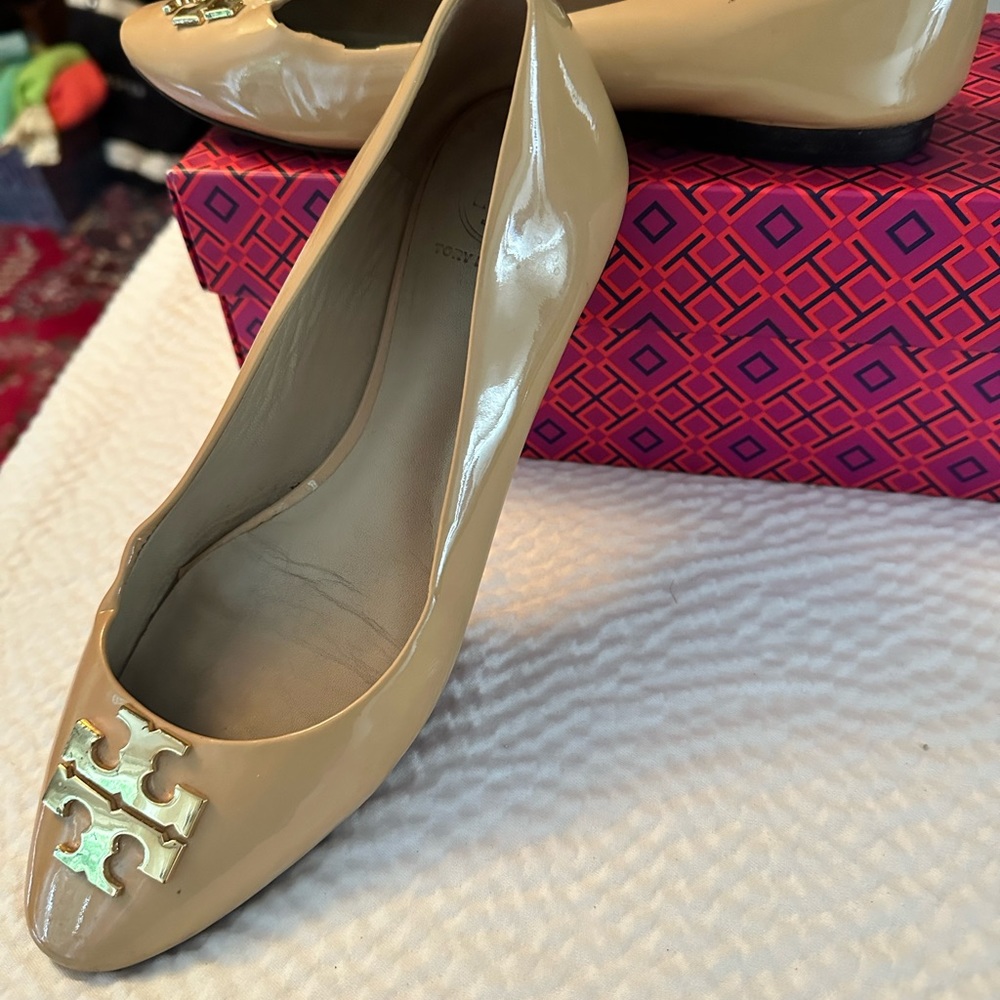 Tory Burch tan patented leather flats Size 7 - Picture 2 of 4